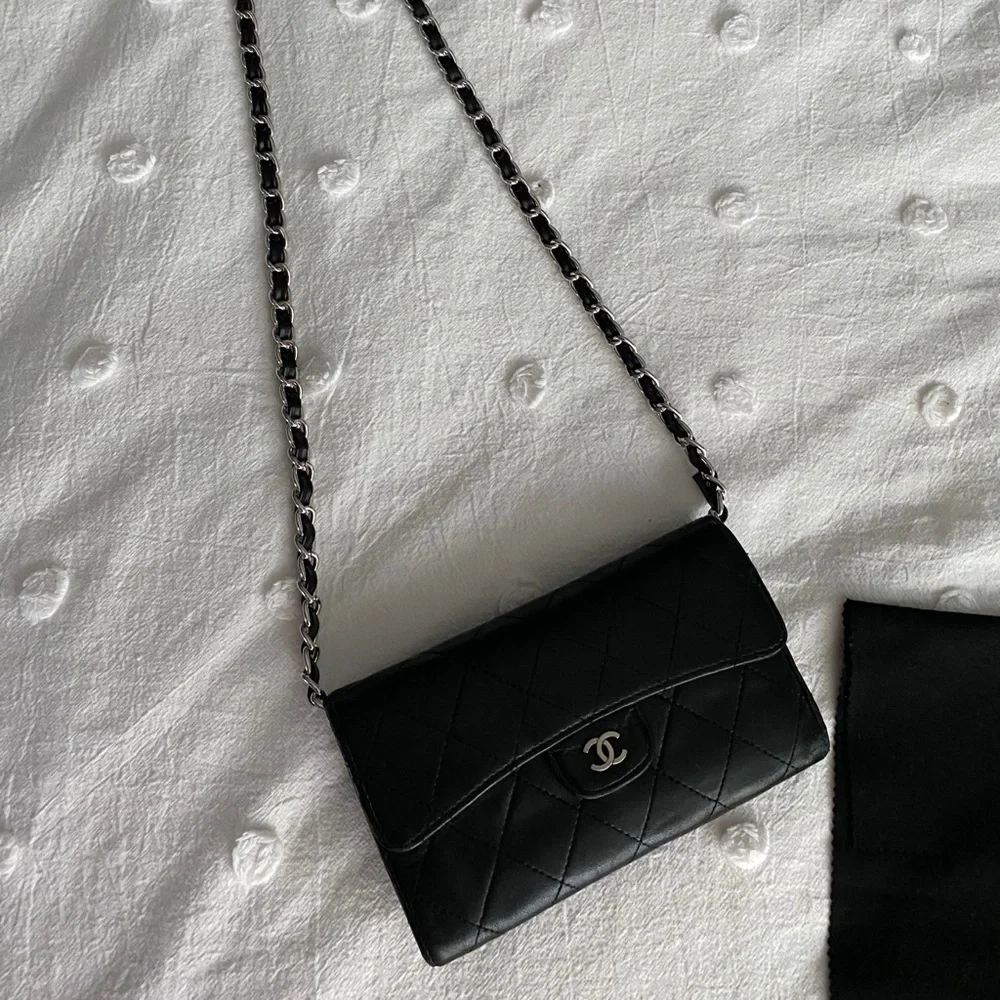 CHANEL Black Quilted Key & Card Holder - Picture 6 of 13